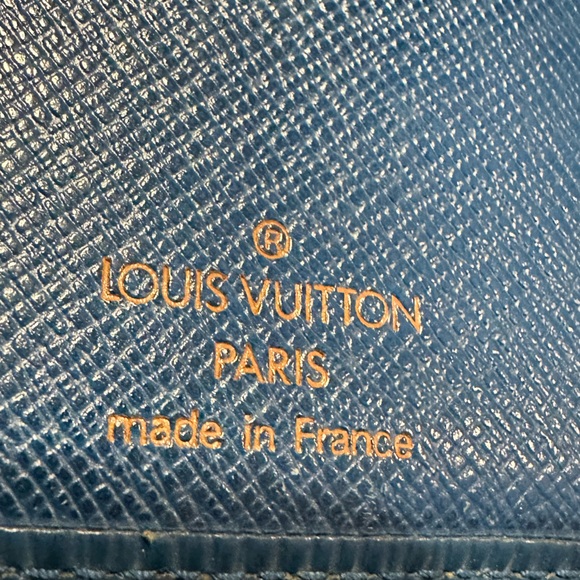Louis Vuitton Blue EPI wallet. Kisslock coin area Authenticate. View pictures - Picture 5 of 16